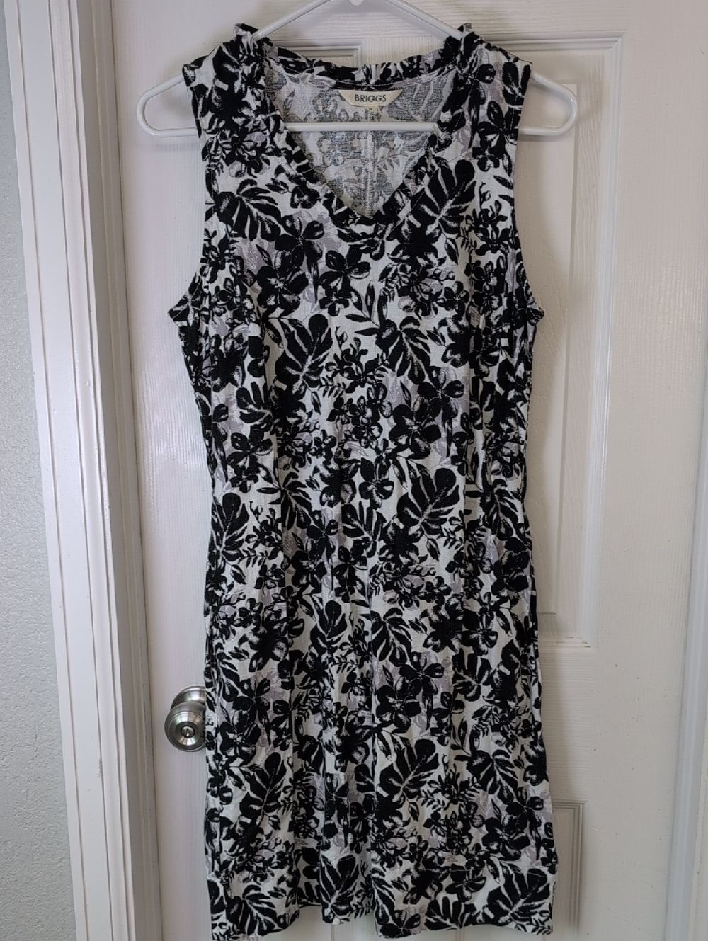 Briggs New York Linen Rayon Blend Black and White Floral V-Neck Sleeveless Mini